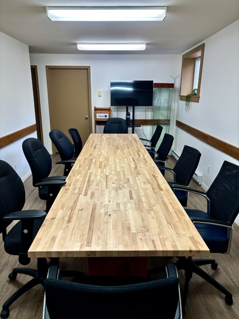 Salle de réunion de Mont X avec grande table et écran