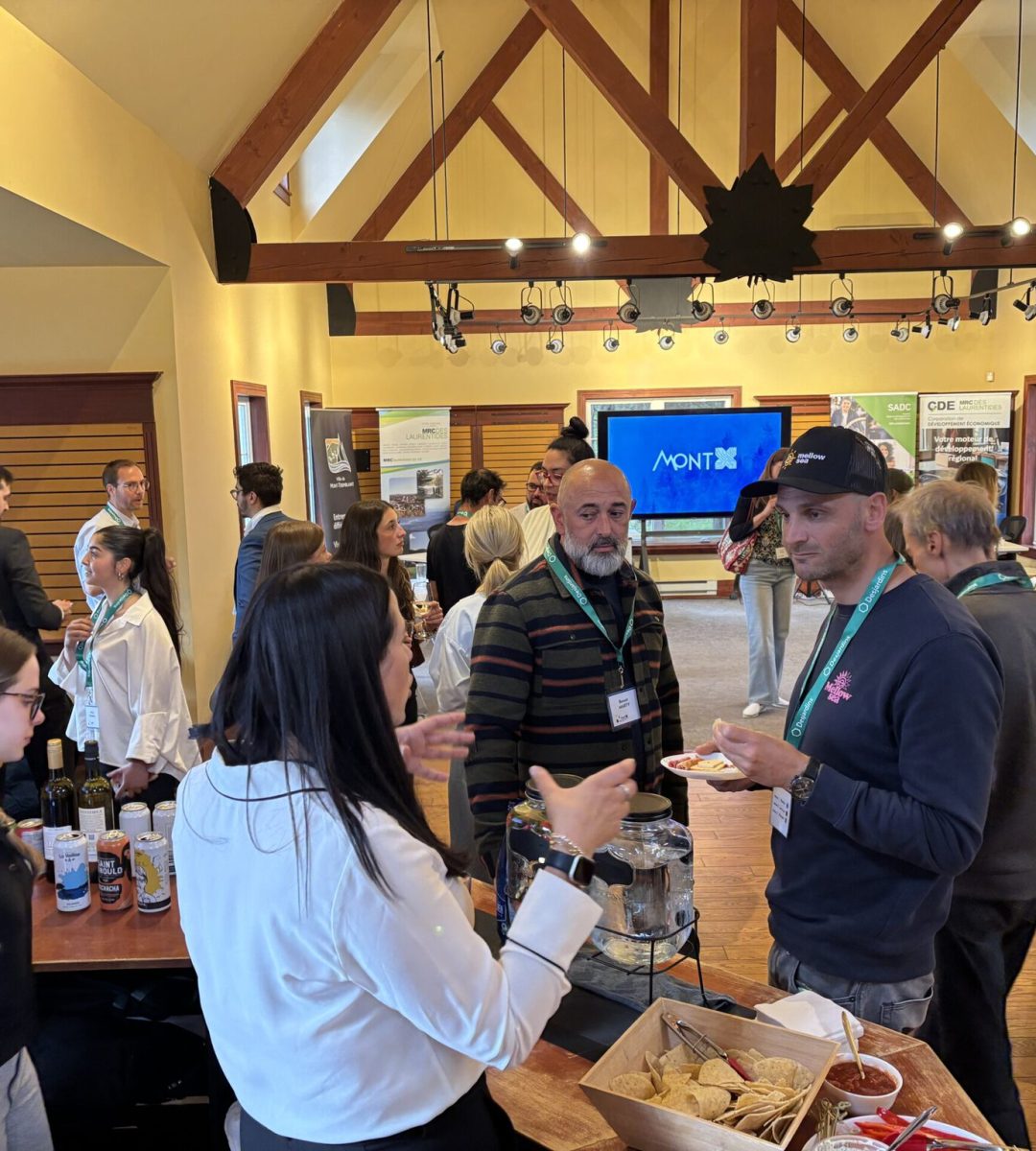 Participants en discussion lors d’une activité de réseautage à l’Espace Mont X