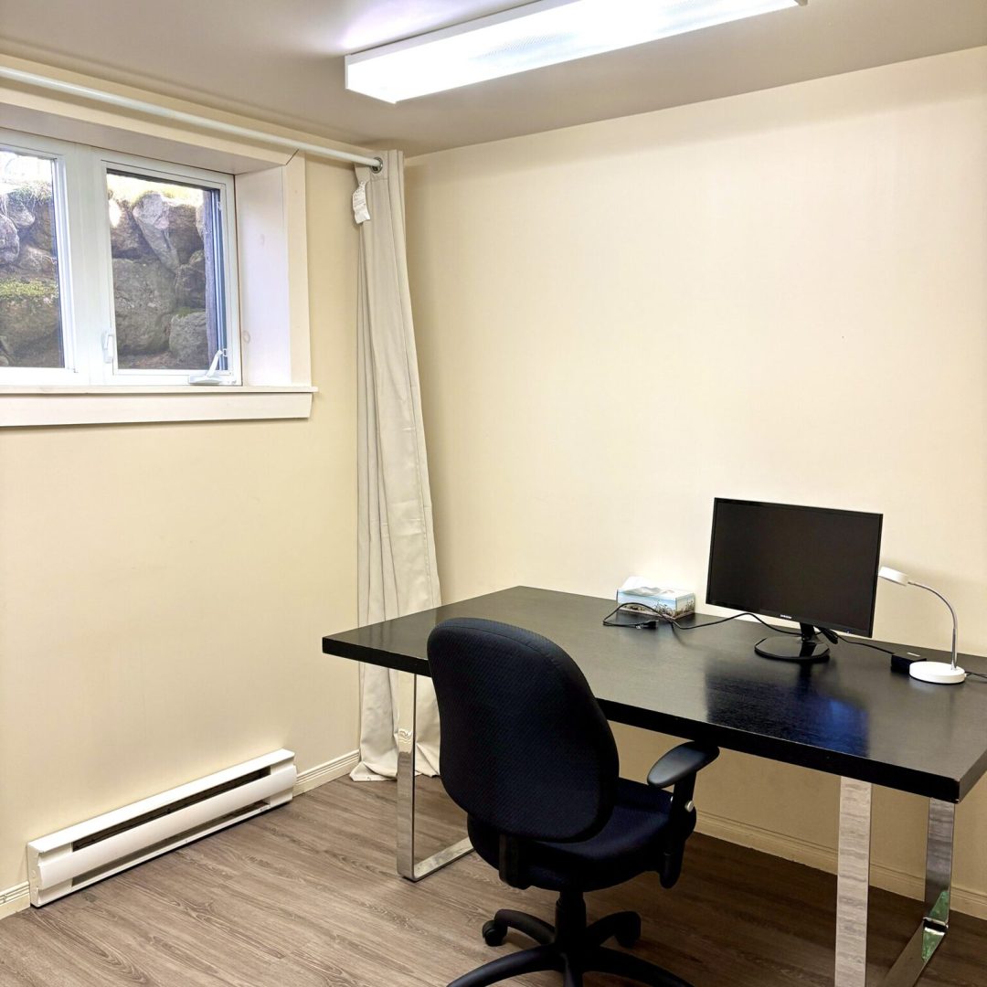 Bureau fermé Élévation avec poste de travail