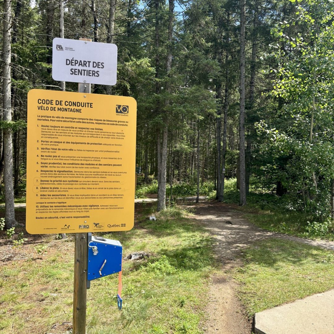 Panneau d’accès au réseau de sentiers près de l’Espace Mont X