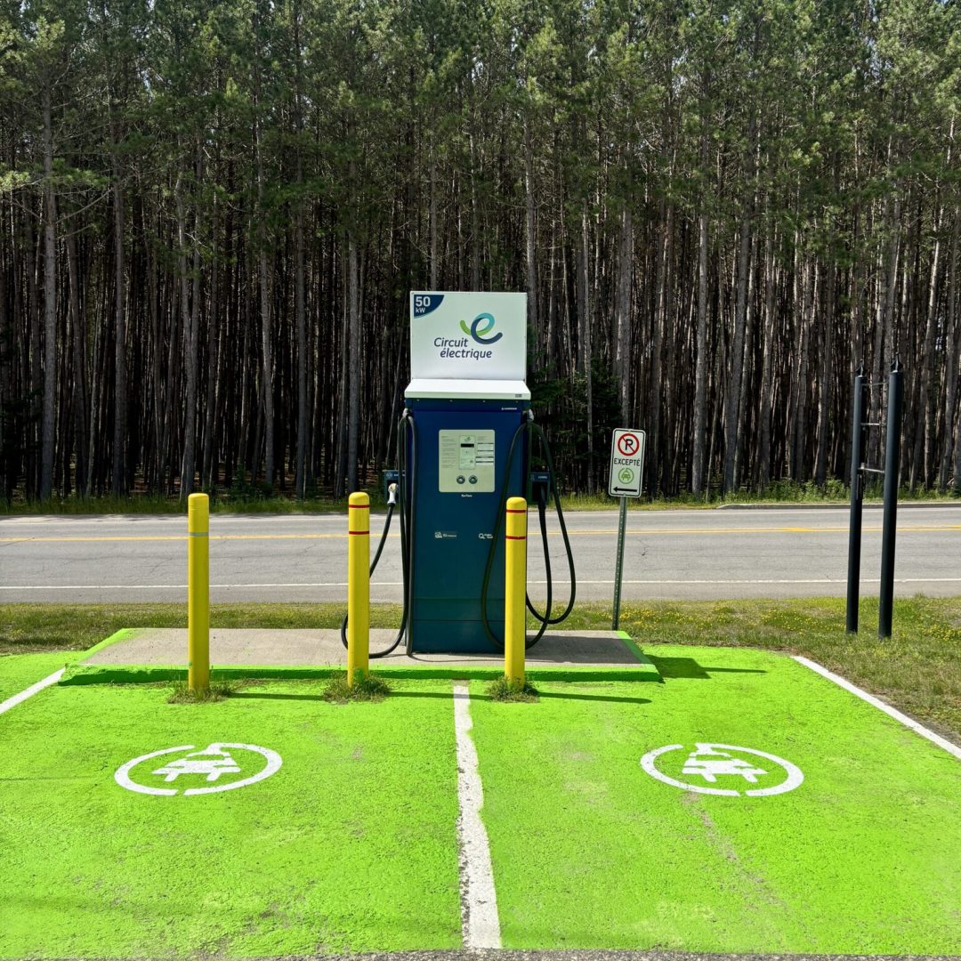 Bornes de recharge pour véhicules électriques dans le stationnement
